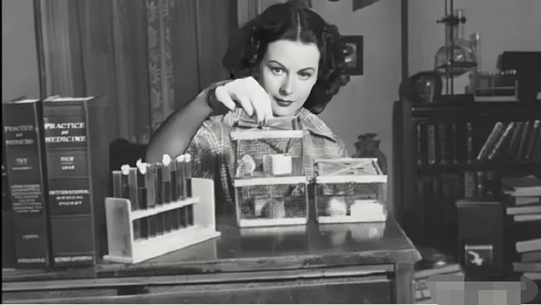 "1932年,一位18岁的女孩光着屁股在银幕上抖动,这在当时是绝无仅有的