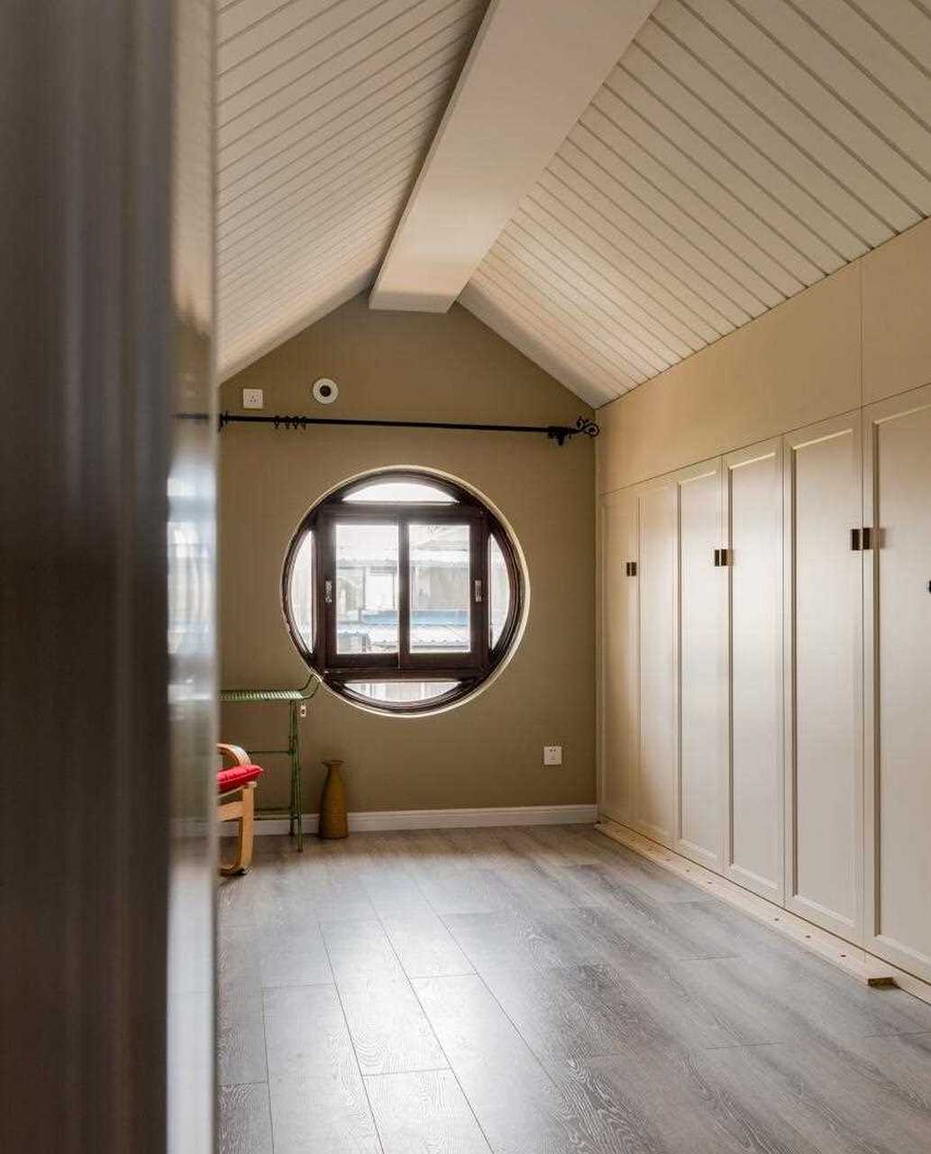 阁楼做了满墙内嵌储物柜,左边摆上成品斗柜,没人住时直接用来做储物间