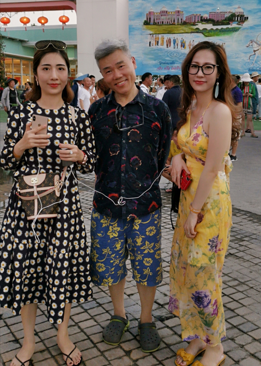 泰国司马南先生旧照:来到芭堤雅的豪门金屋,欣赏美女载歌载舞!