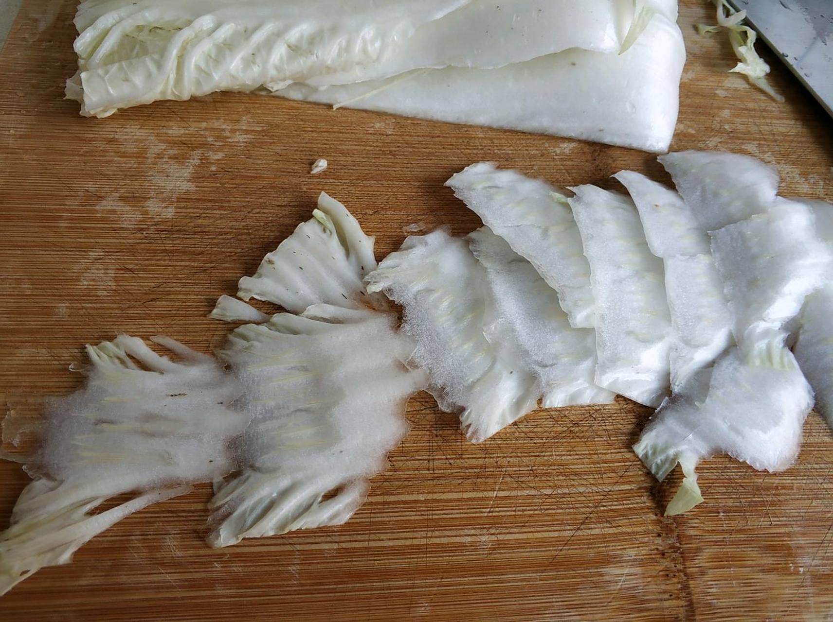 醋溜白菜片 这道菜是北方常见的菜肴,酸爽可口,营养丰富.