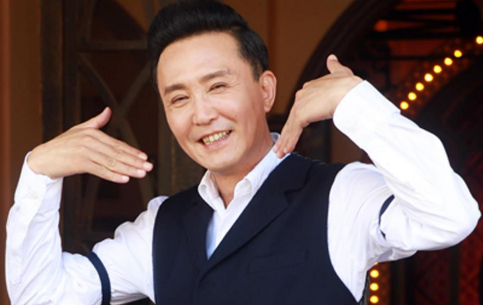 看吴刚的脸时,细心的人会发现,他不仅双眼皮明显,而且脸部略带浮肿.