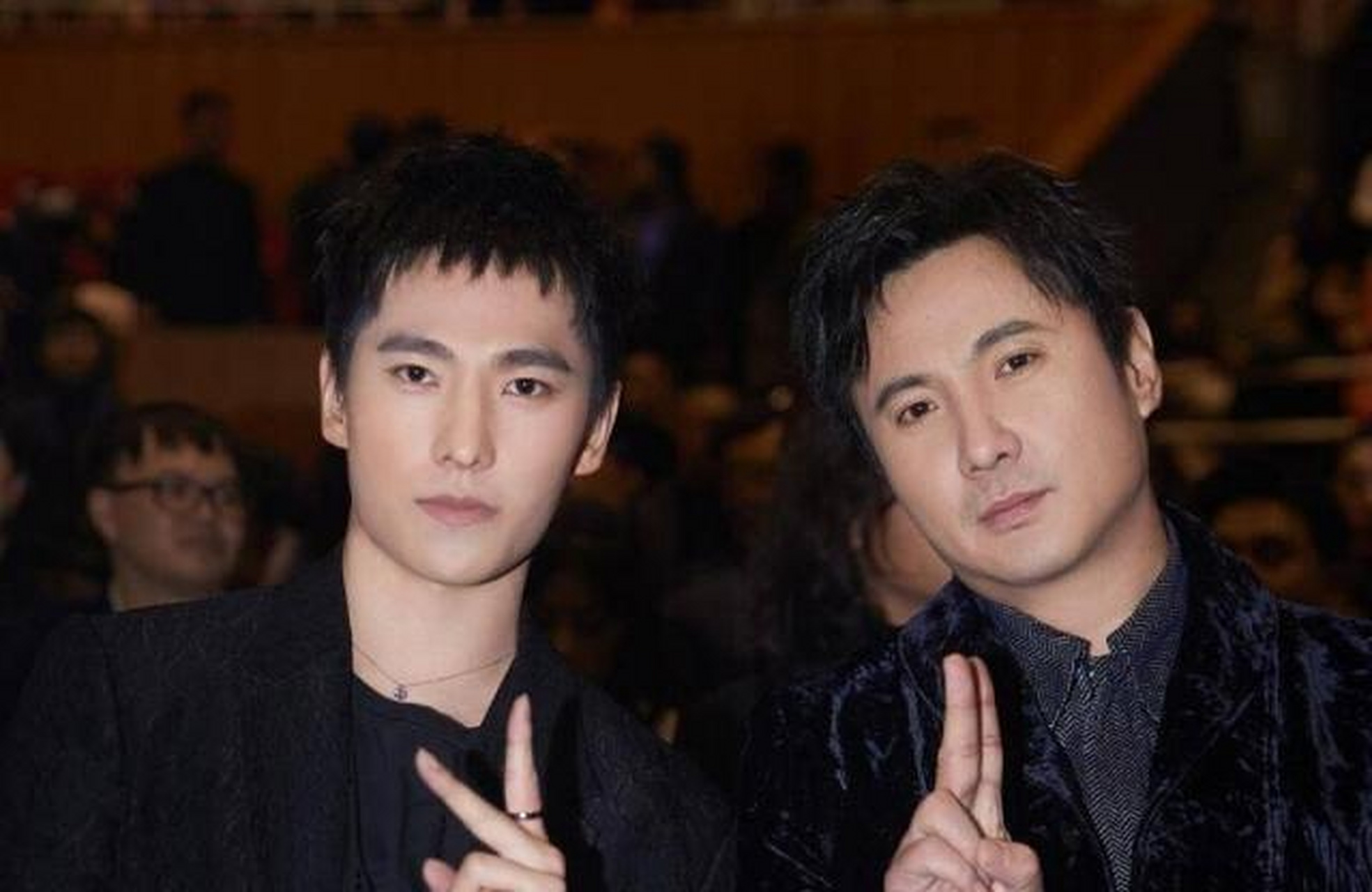 昨晚双十一晚会,沈腾杨洋两大军艺校草同框啦!