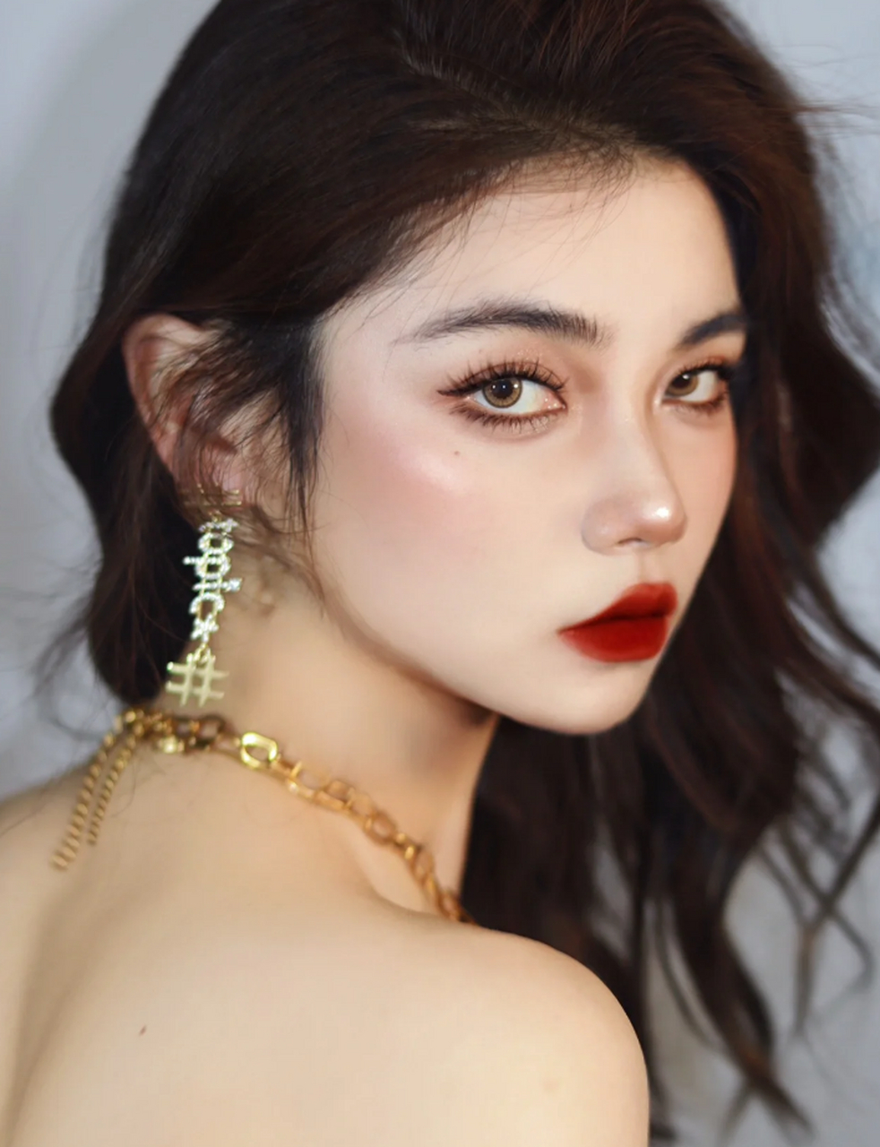 这款意式风情妆容将带你领略复古的魅力.