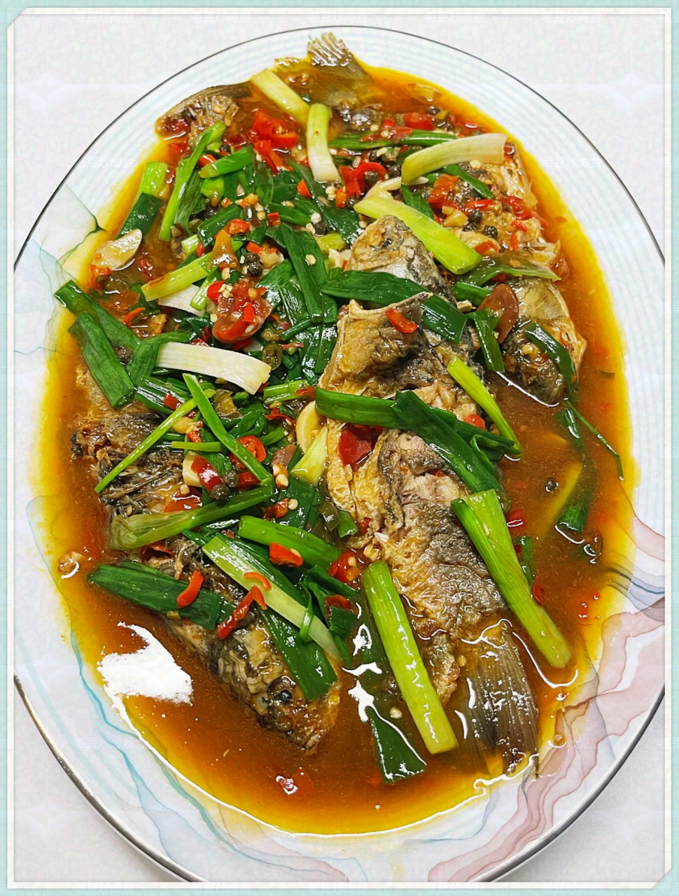 喜欢吃鲫鱼的朋友一定要试试这个做法贼香  煎煮葱葱鲫鱼,给予关键至