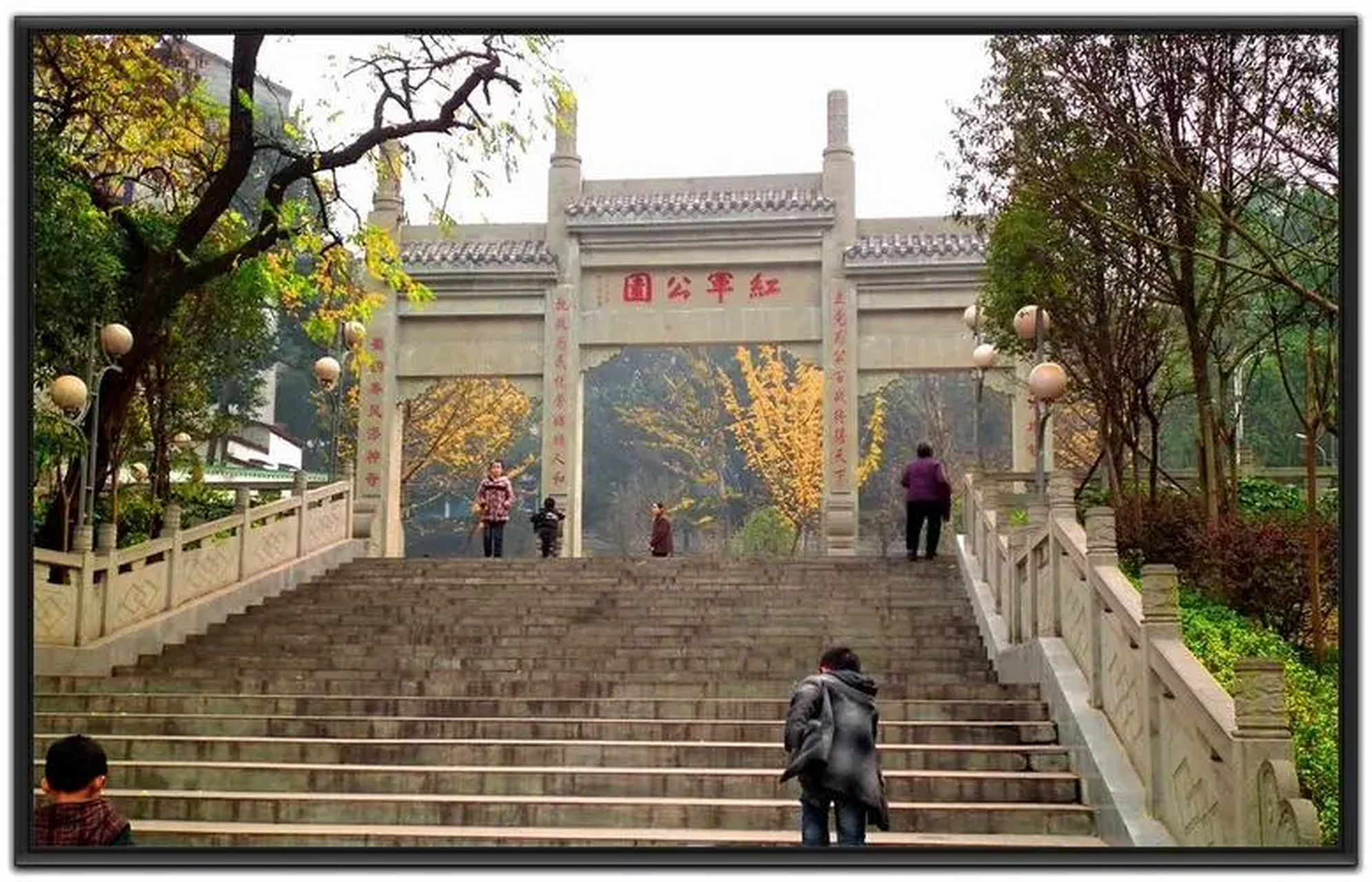 万源驼山公园:现在叫红军公园,园内绿树成茵,森林植被有马尾松,香樟等