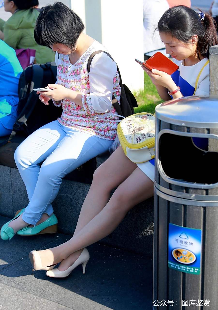 街拍路人 | 路边休息的肉丝小姐姐