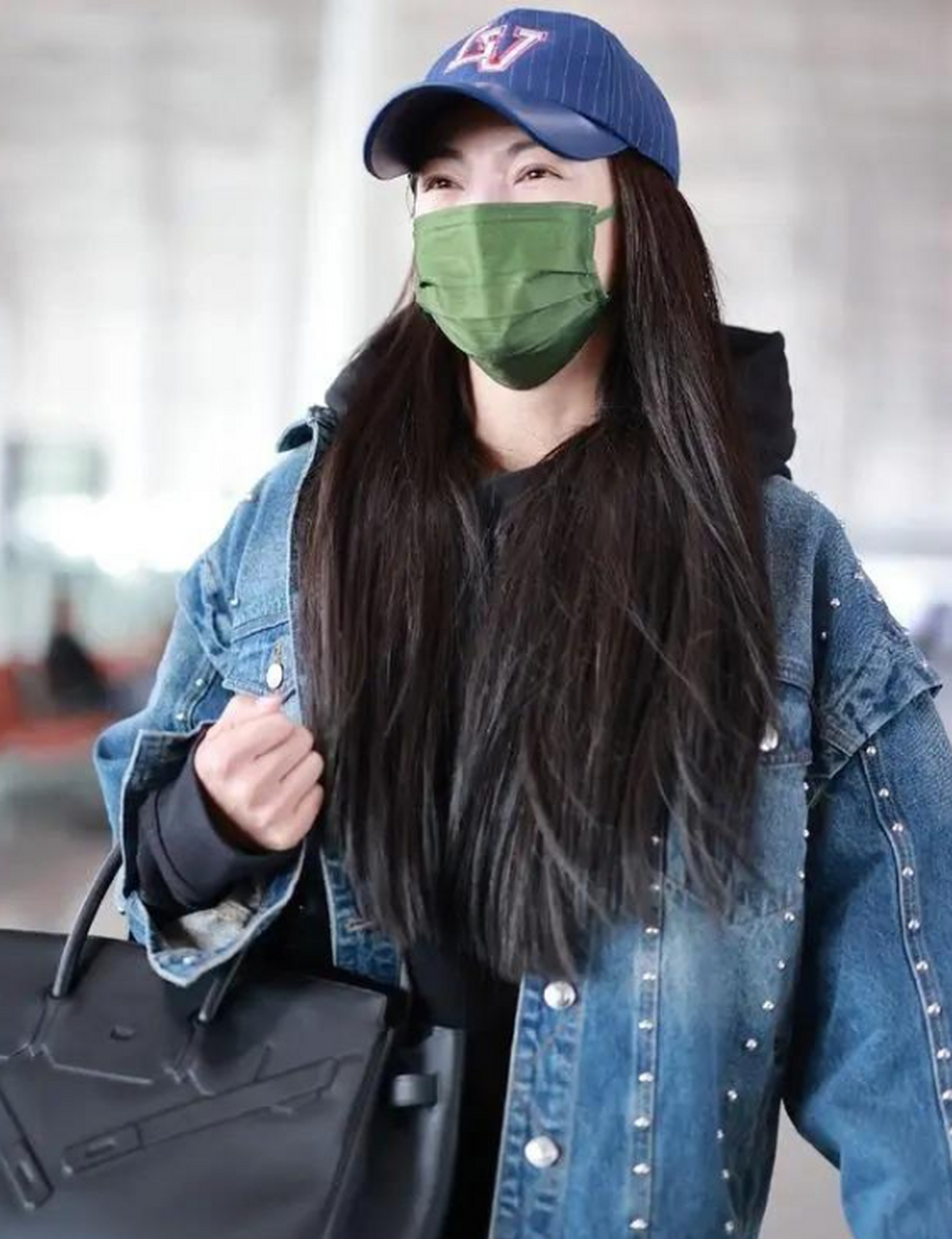 张雨绮牛仔外套搭配黑丝性感妩媚!