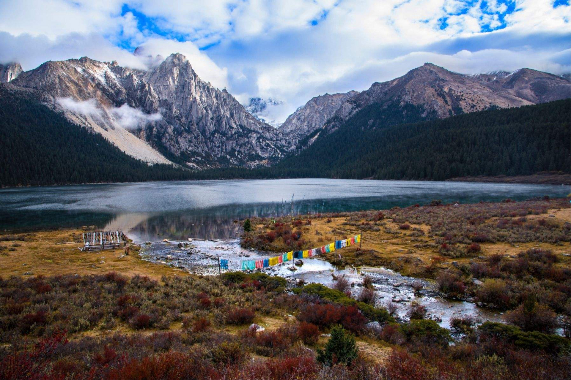 措普沟:位于四川省甘孜州巴塘县,是一个东起毛垭大草原,西至亚素高山