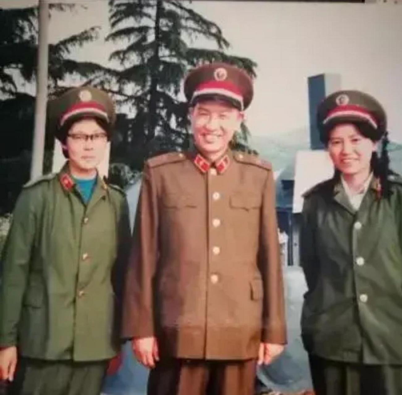 80年代,原南京军区原参谋长,周德礼一张罕见的留影,很多人也许对她的