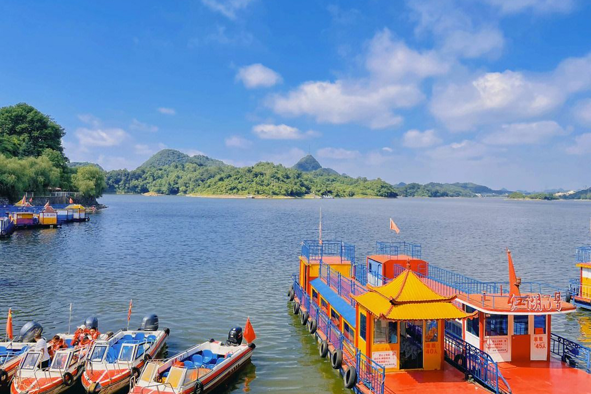 贵阳红枫湖,是贵州高原上最大的人工湖泊之一,来到这里,你将会被好山