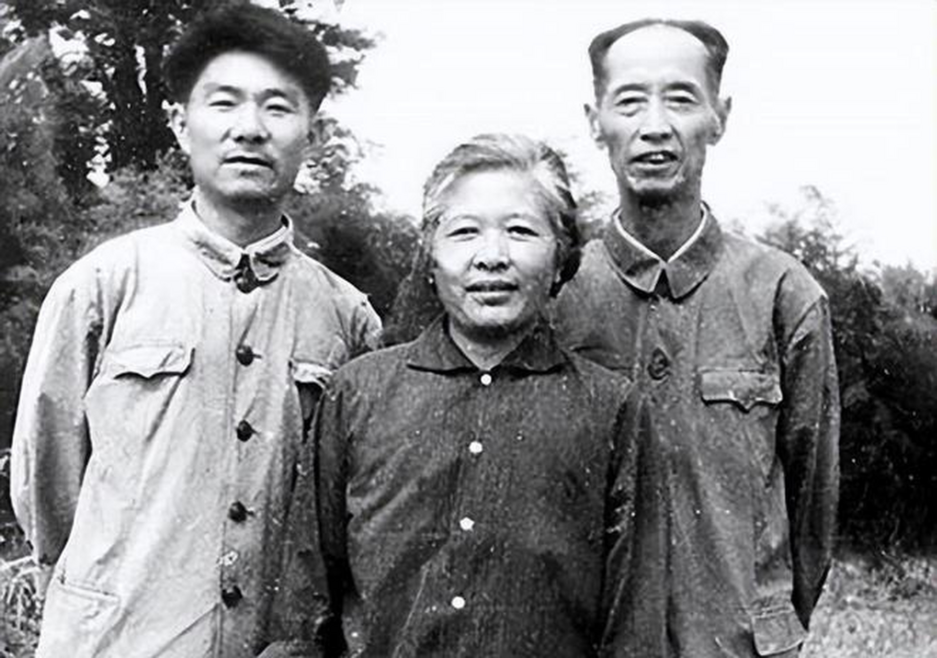 1947年,臧克家和妻子郑曼收到从老家寄来的信,他和前妻的两个儿子要来