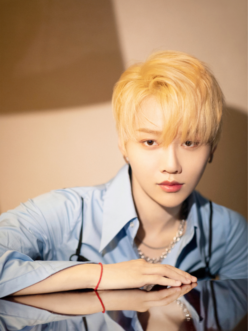 look: 衬衫&裤子:juneyen 西装:shie lyu 靴子: lost in echo 刘雨昕