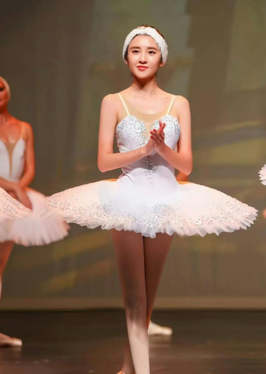 唐艺昕的芭蕾舞腿是真实存在的吗? [大笑]哇塞惊艳到我啦