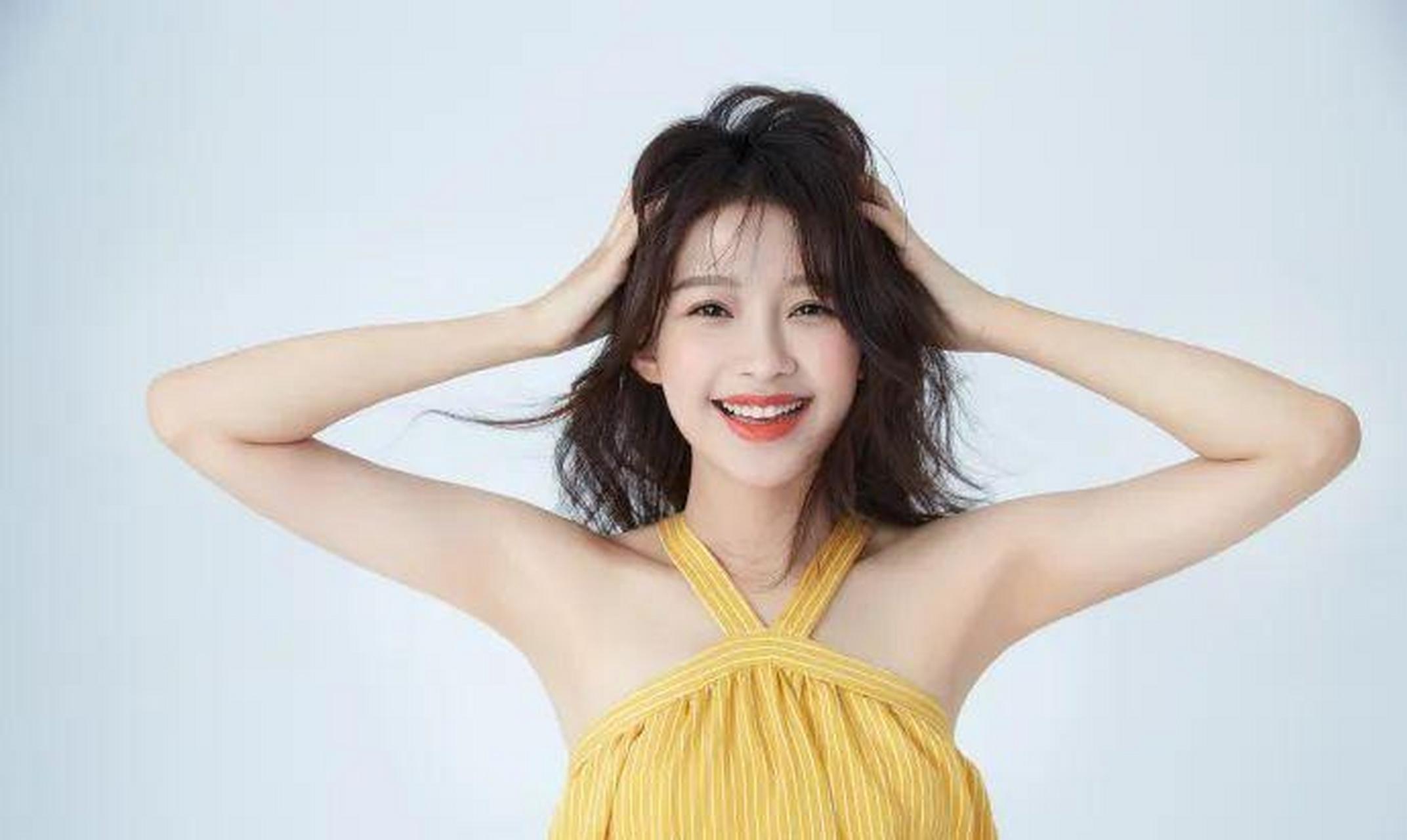 孙怡这哪像是当妈的人了?穿件系脖黄色抹胸裙,笑起来看着就18岁