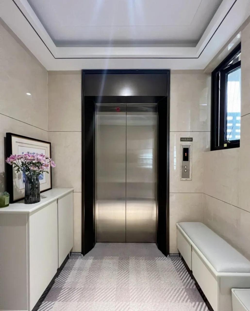 不得不感叹一句好奢侈啊还有独立的电梯厅,可以放鞋柜和凳子,快递也能