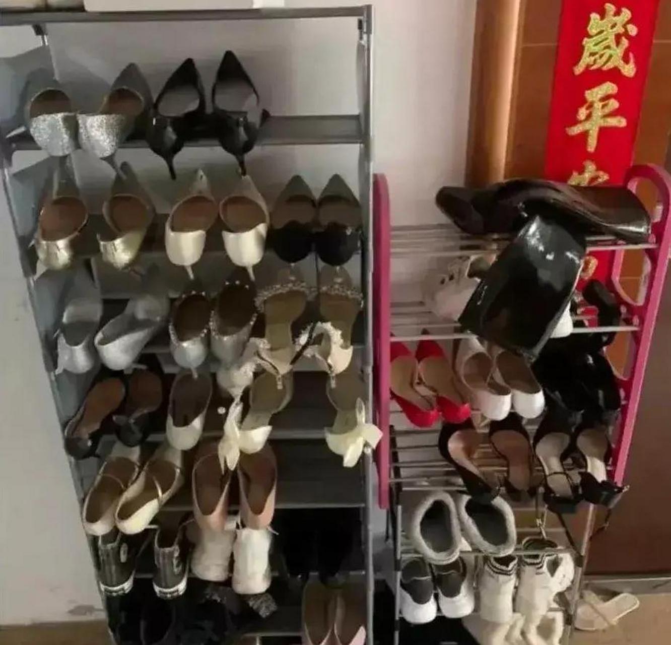 一个居民家门口的鞋架可以看出,女主人是非常讲究的人,大多数都是她的