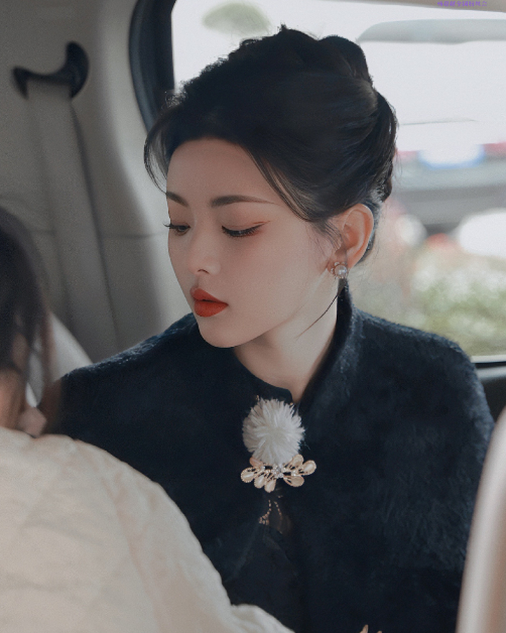 杨超越最新一期录制路透,侧颜绝美, 化身民国千金大小姐,民国黑色旗袍