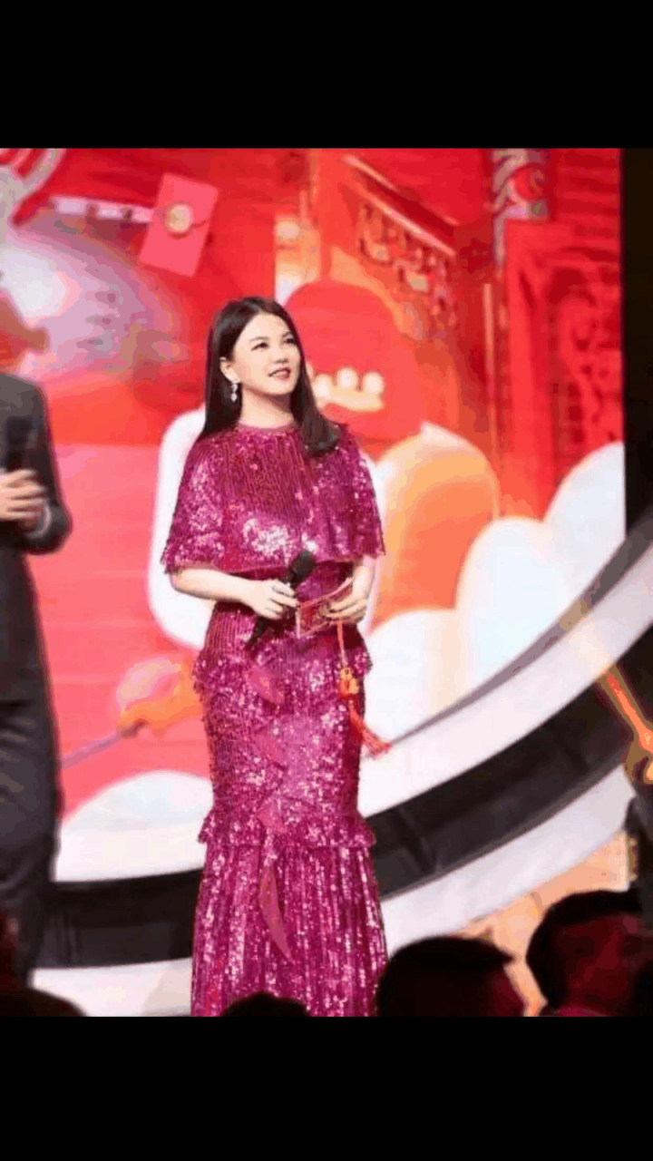 gif创作人# 万万没想到李湘真是"大号水蜜桃",那么丰满还敢穿紧身