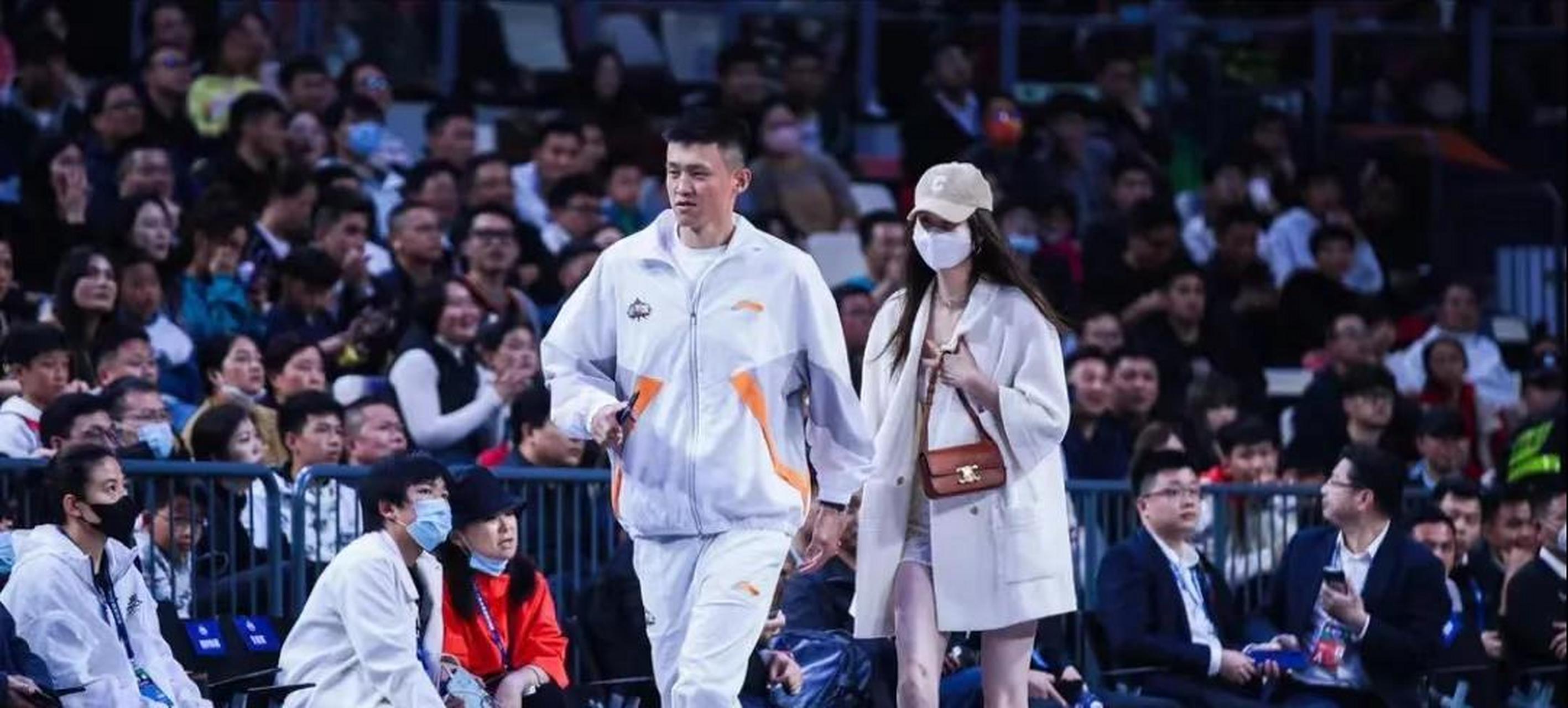cba全明星赛周鹏带妻子一起观看比赛,周鹏妻子这身高也够高的,看看和