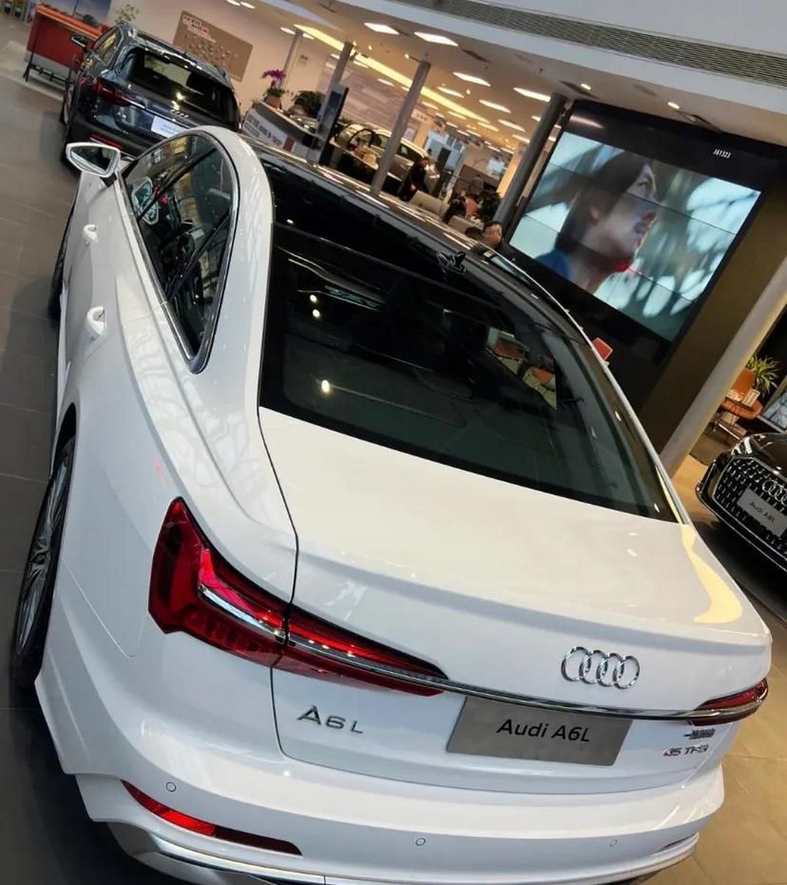 上个月刚提了奥迪a6白色版本,最近听说燃油车要降价!