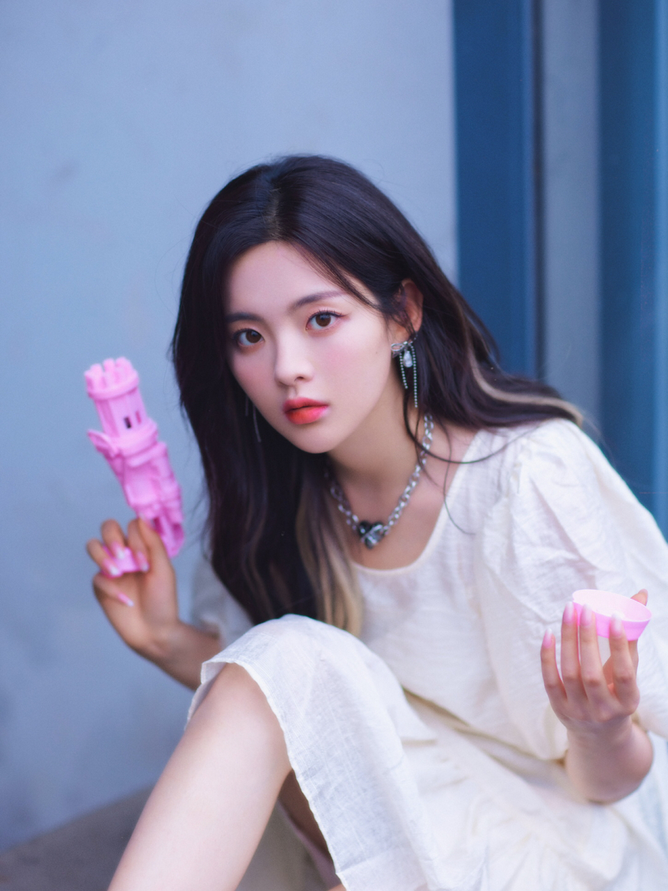 杨超越氛围感穿搭  超越妹妹身着泡泡袖连衣裙,手持泡泡机,洋溢着浓厚