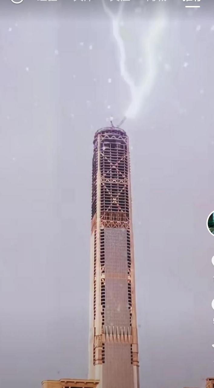 天津117大厦,被雷电击中后安然无恙!  596.