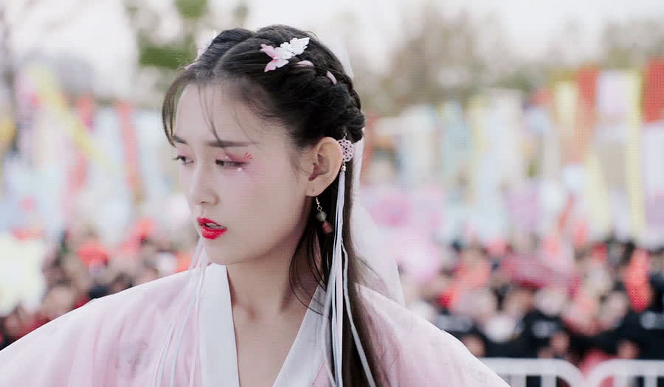 蒋依依的新剧造型怎么样? 这件老式衣服实在不适合她.