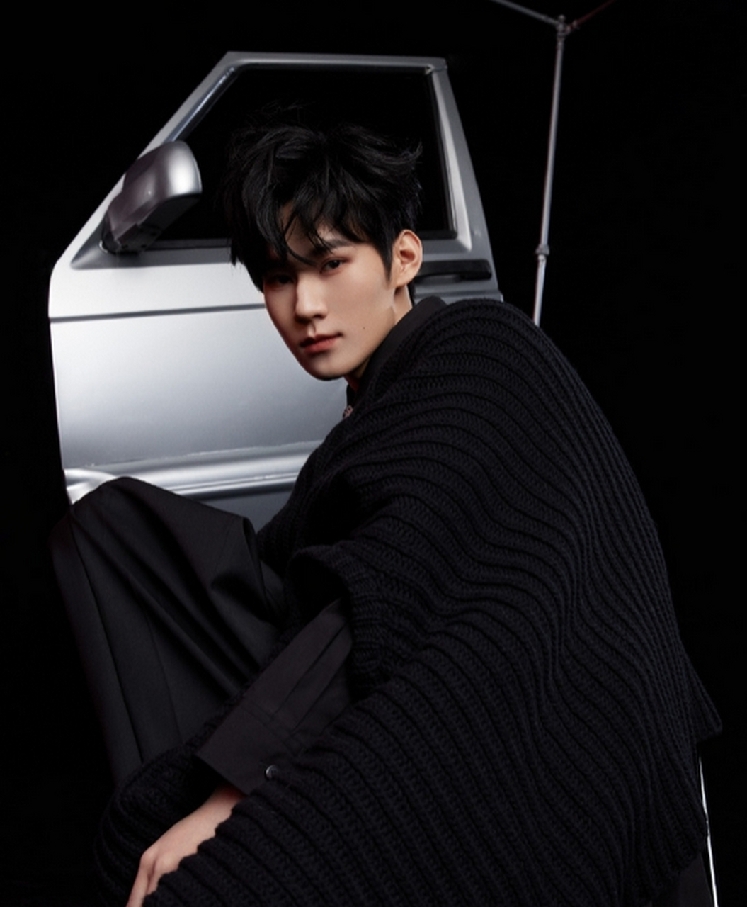 这组照片展示了张真源与汽车的完美融合,展现了他独特的个性和不凡的