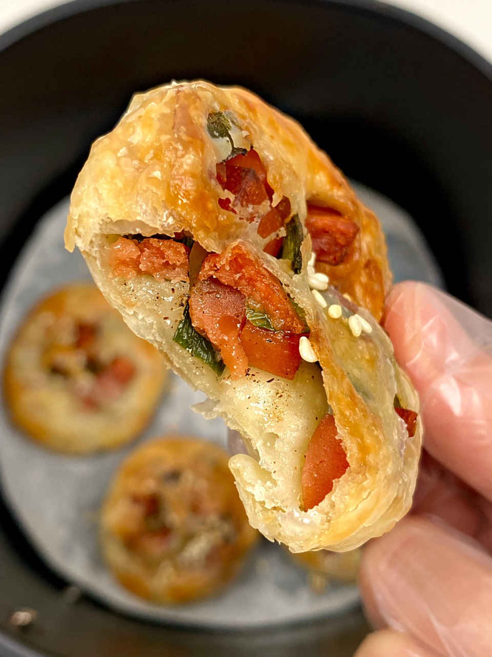 用空气炸锅就能轻松搞定,酥酥脆脆的口感  加上火腿和葱花的香味,简直