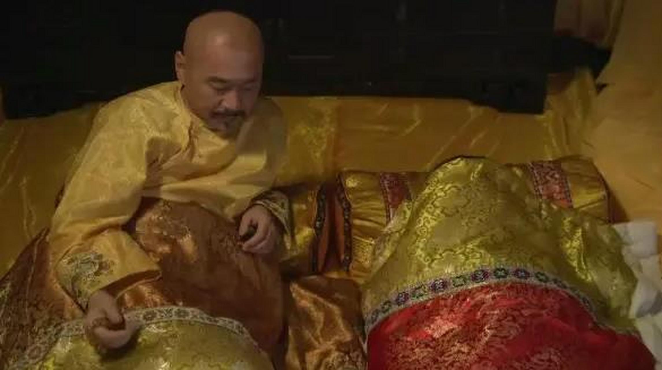 甄嬛传:为何淳儿第一次侍寝时,皇上刻意换了睡衣?