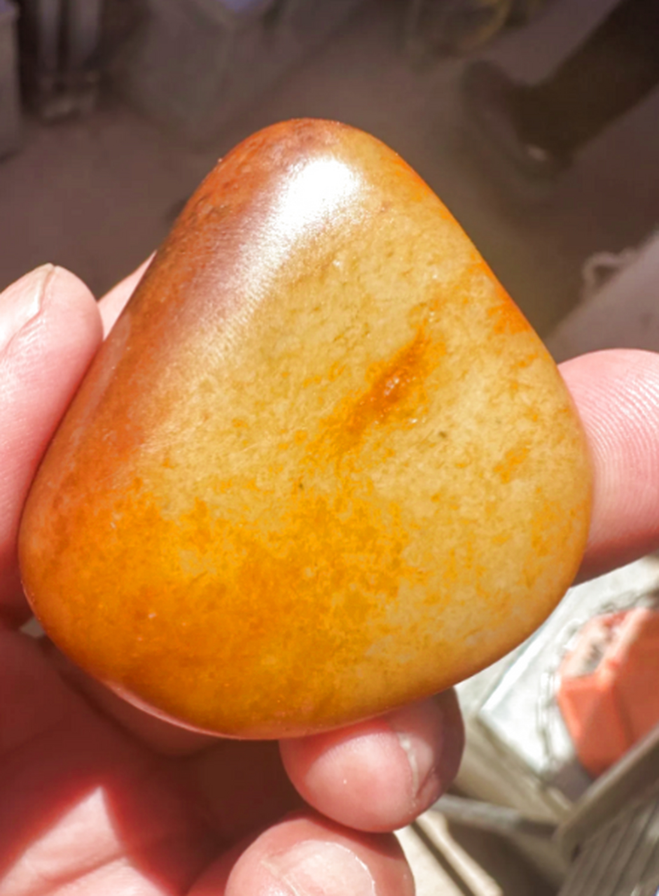 皮籽料是和田玉籽料的一种,由于其长期沉淀在泥沙中,与泥沙中的沙金相