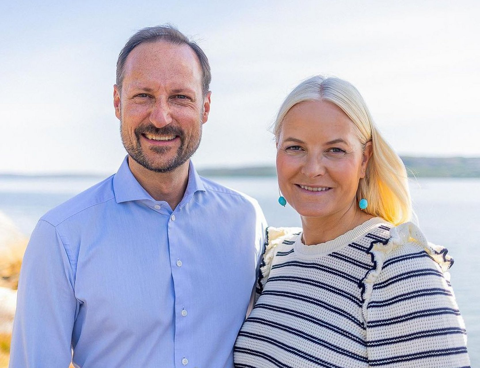 最近,挪威王储哈康一家度假ing,无存在感真的变好看了