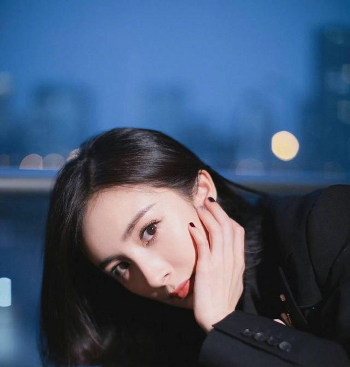 杨幂三组不同风格形象照都透着她自身散发出的性感优雅[大哭]