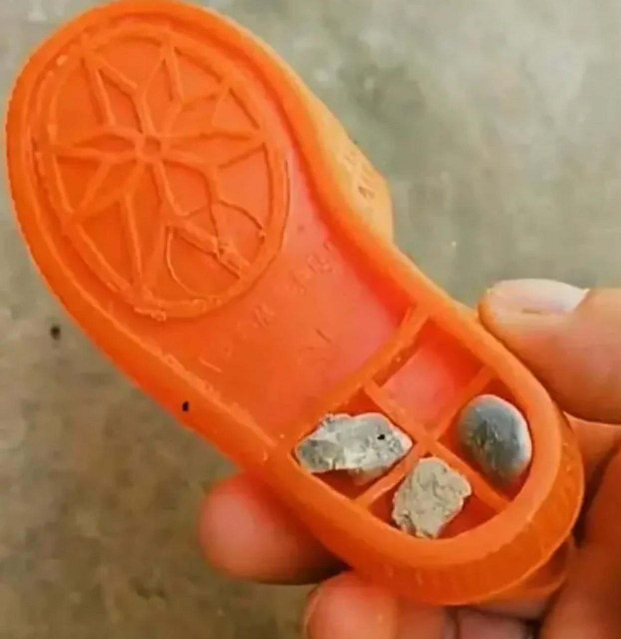 还有多少人记得,小时候的凉鞋底子一直进石子
