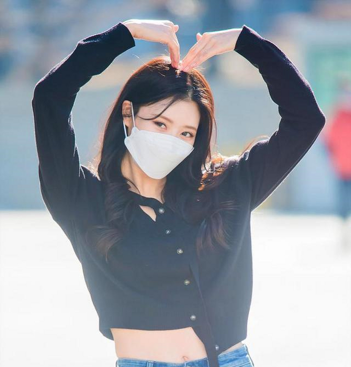 lovelyz李美珠牛仔裤配衬衫气质精,衬衫纽扣错位添了几分抚媚