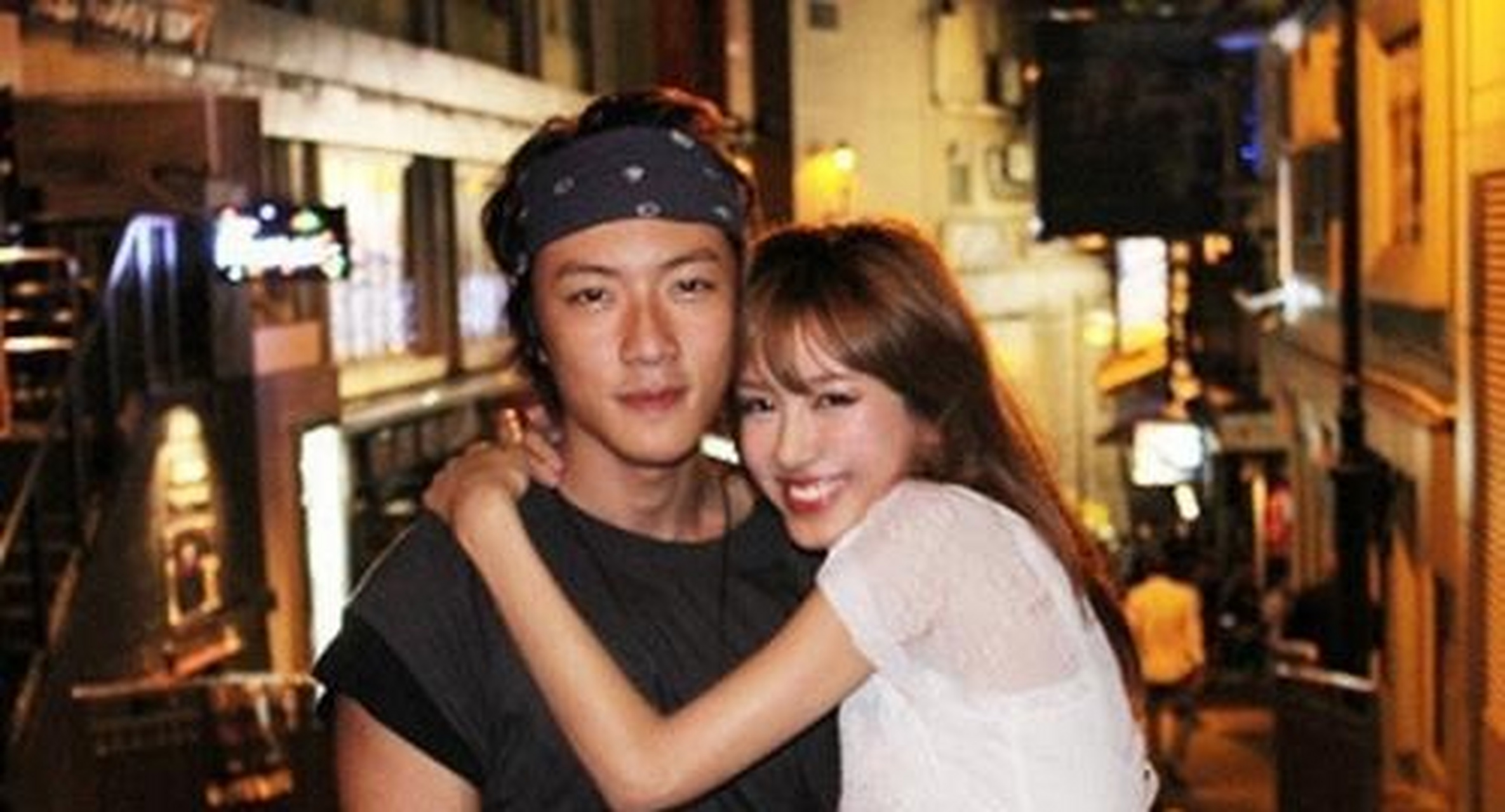张子萱和陈赫都是二婚,张子萱前夫是电影制作人杨一柳,两人一起生活过