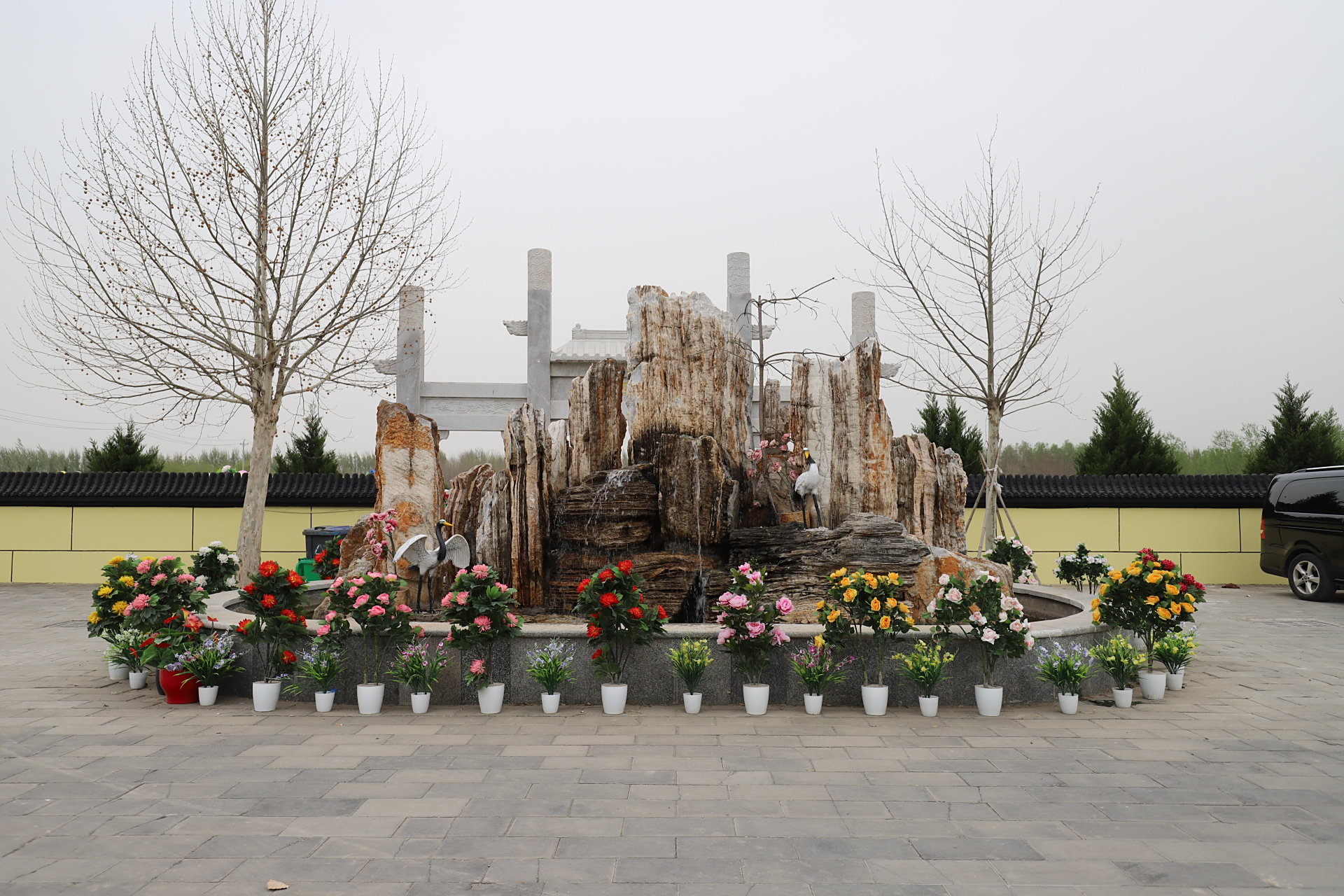 松鹤陵园,是一个典型的陵园,位于城市的外围,空气清新,环境优美.