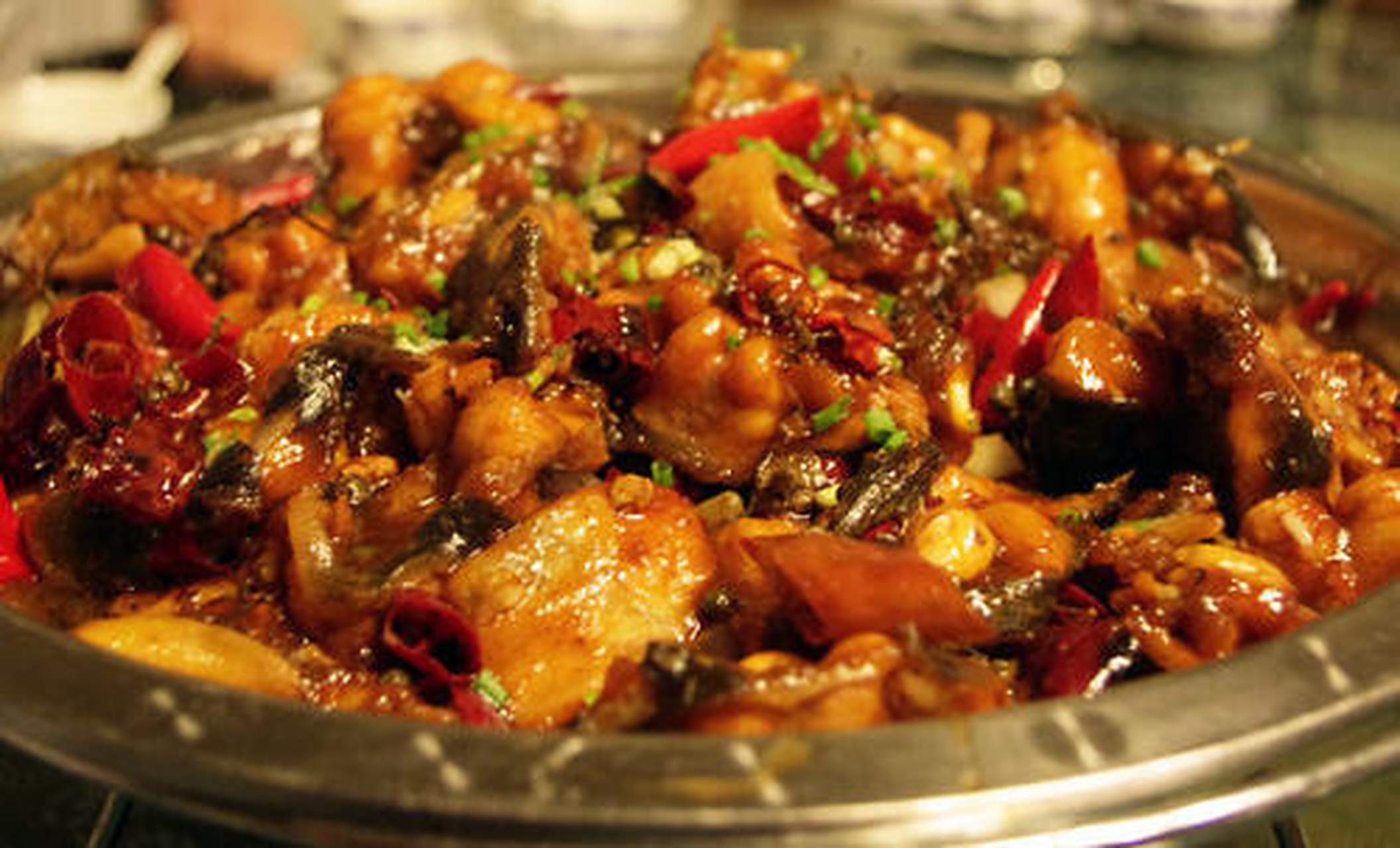 松滋鸡,又名杜婆鸡,松滋鸡火锅汤汁浓郁,肉感鲜嫩,爽滑,香韧,耐嚼,油