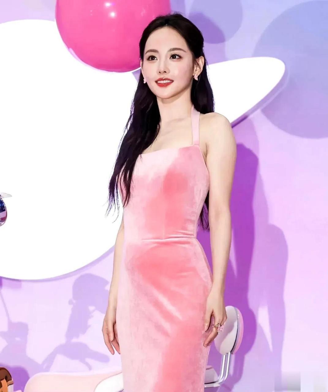 居然说她是"矮黑小",你是瞎了吗?明明这么美