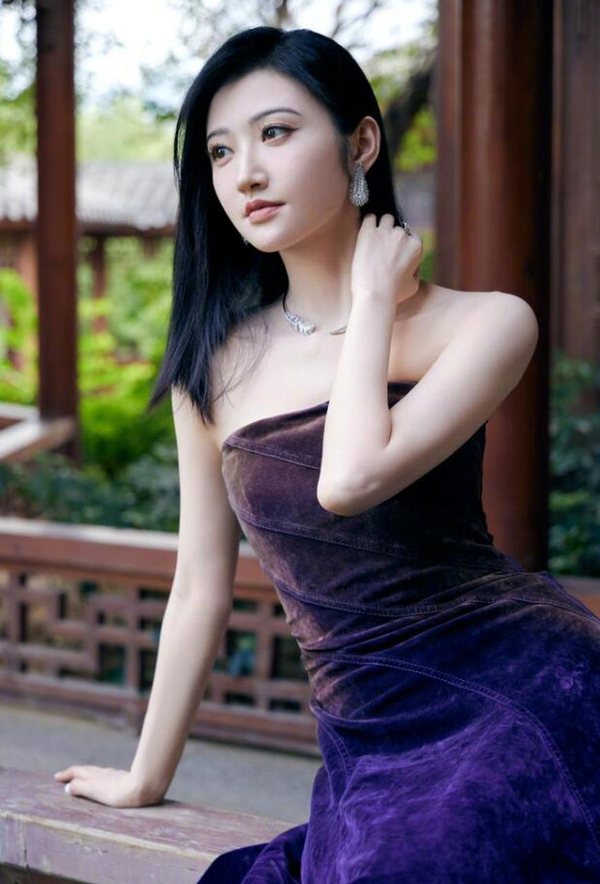 如花似月,娇艳惊人的人间富贵花#景甜# 一袭渐变蓝色抹胸礼裙,雪肤玉