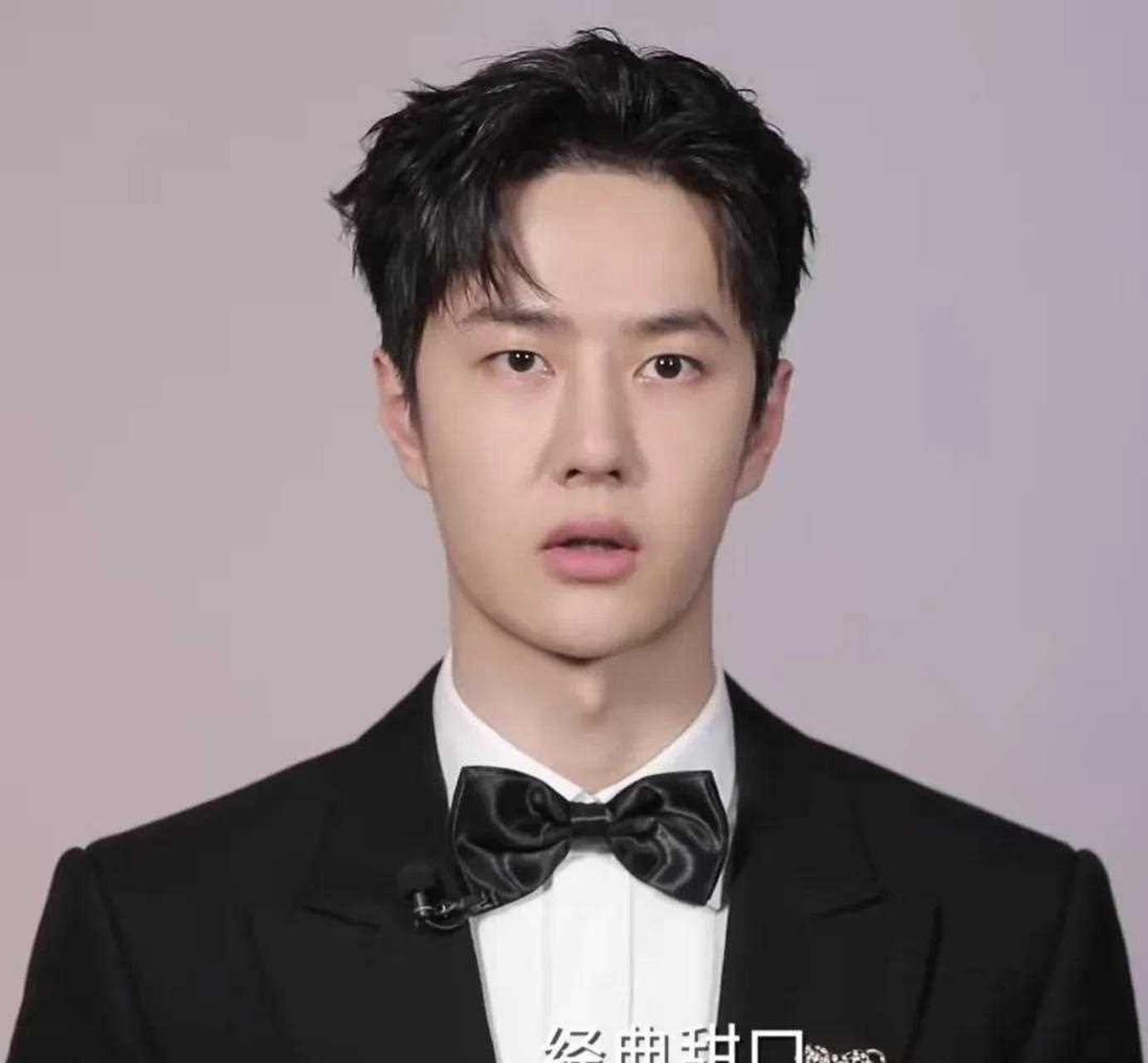 一个响指,变出一个圆形;一个挥手,点亮一轮圆月,王一博魔术版"月下