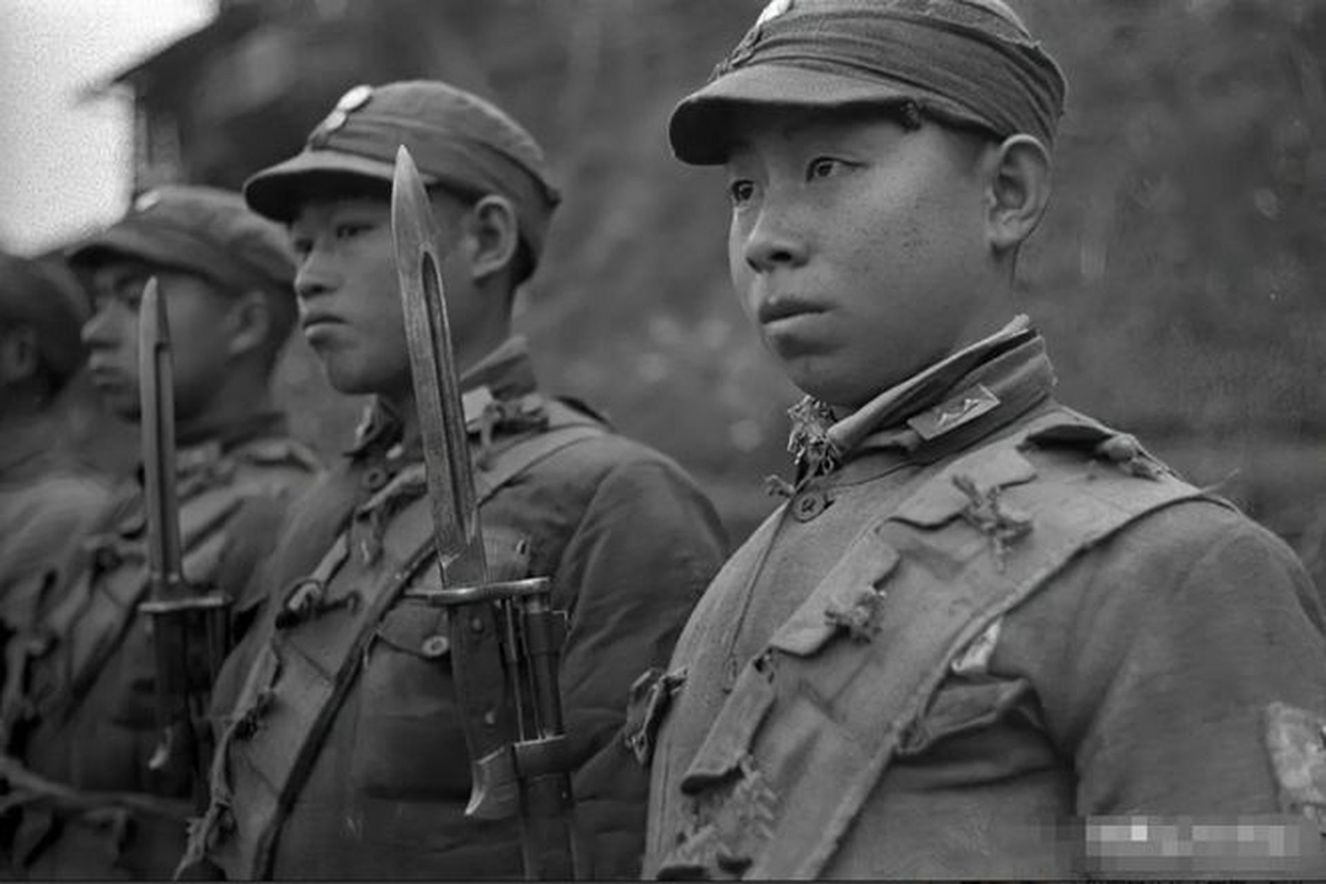 三名桂军士兵怒目圆睁,眼中闪烁着炽烈的杀气.