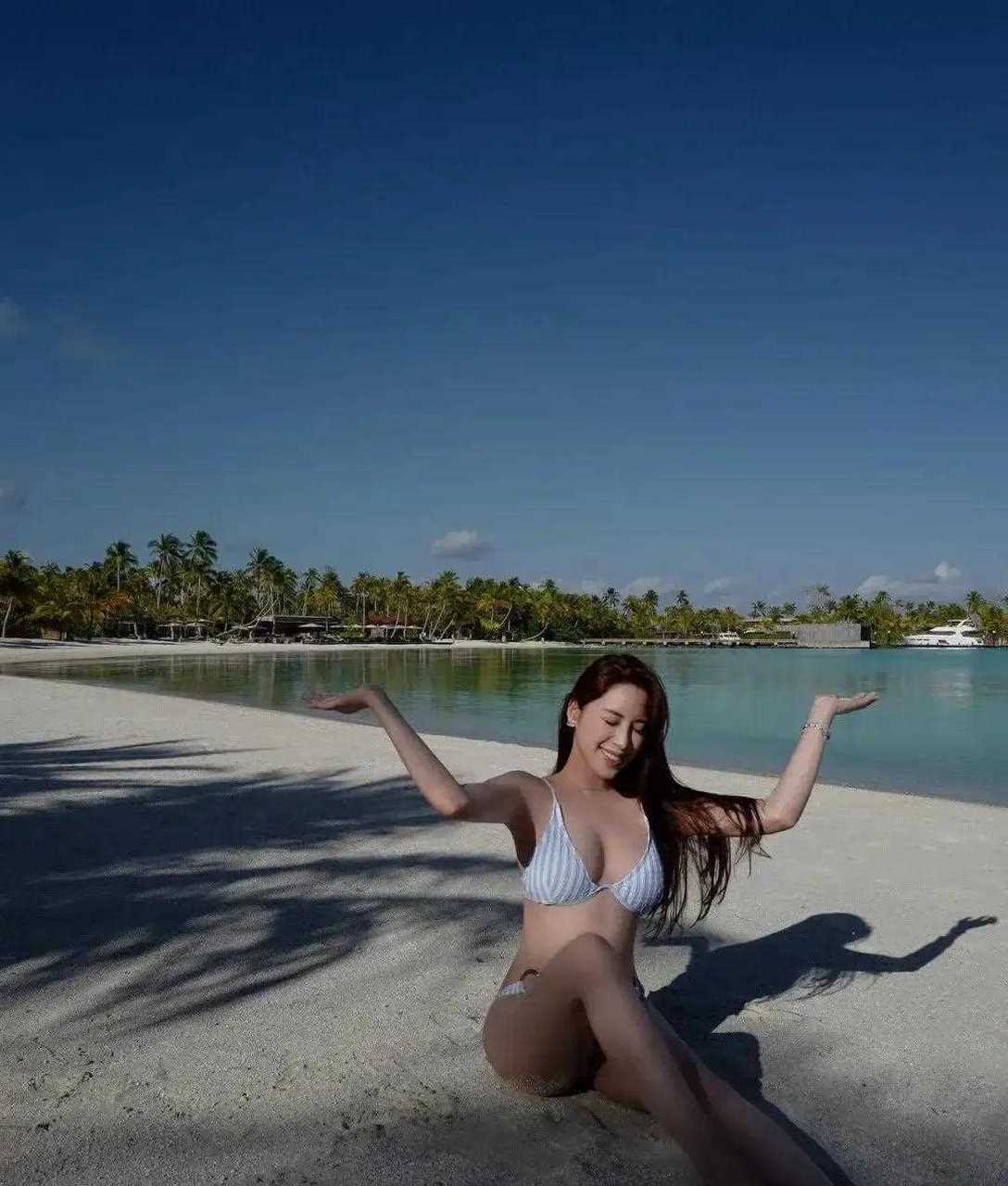 欧阳娜娜姐姐欧阳妮妮晒海滩泳装照片 穿泳衣大秀身材,细腰长腿非常吸