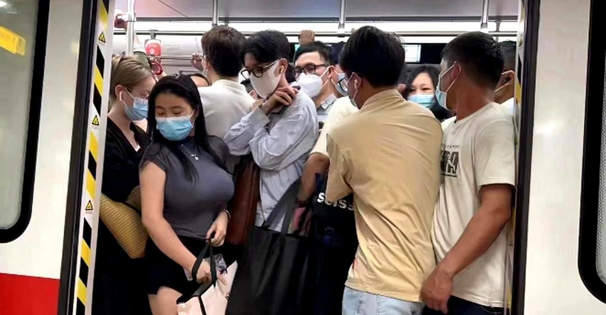 地铁下班高峰期人流拥挤,令人疲惫.