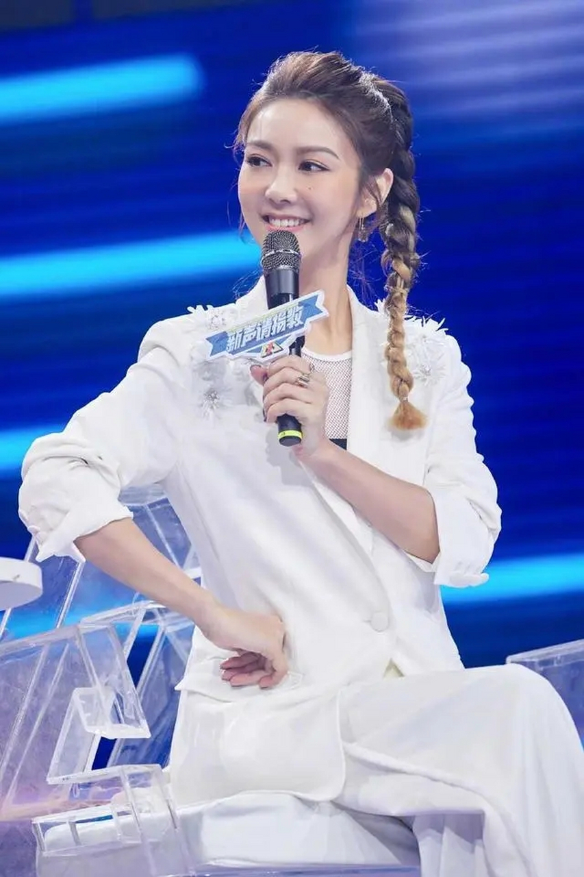 薛凯琪女神就是女神,短发还一依旧这么美丽,白色西装干练知性,盖不住