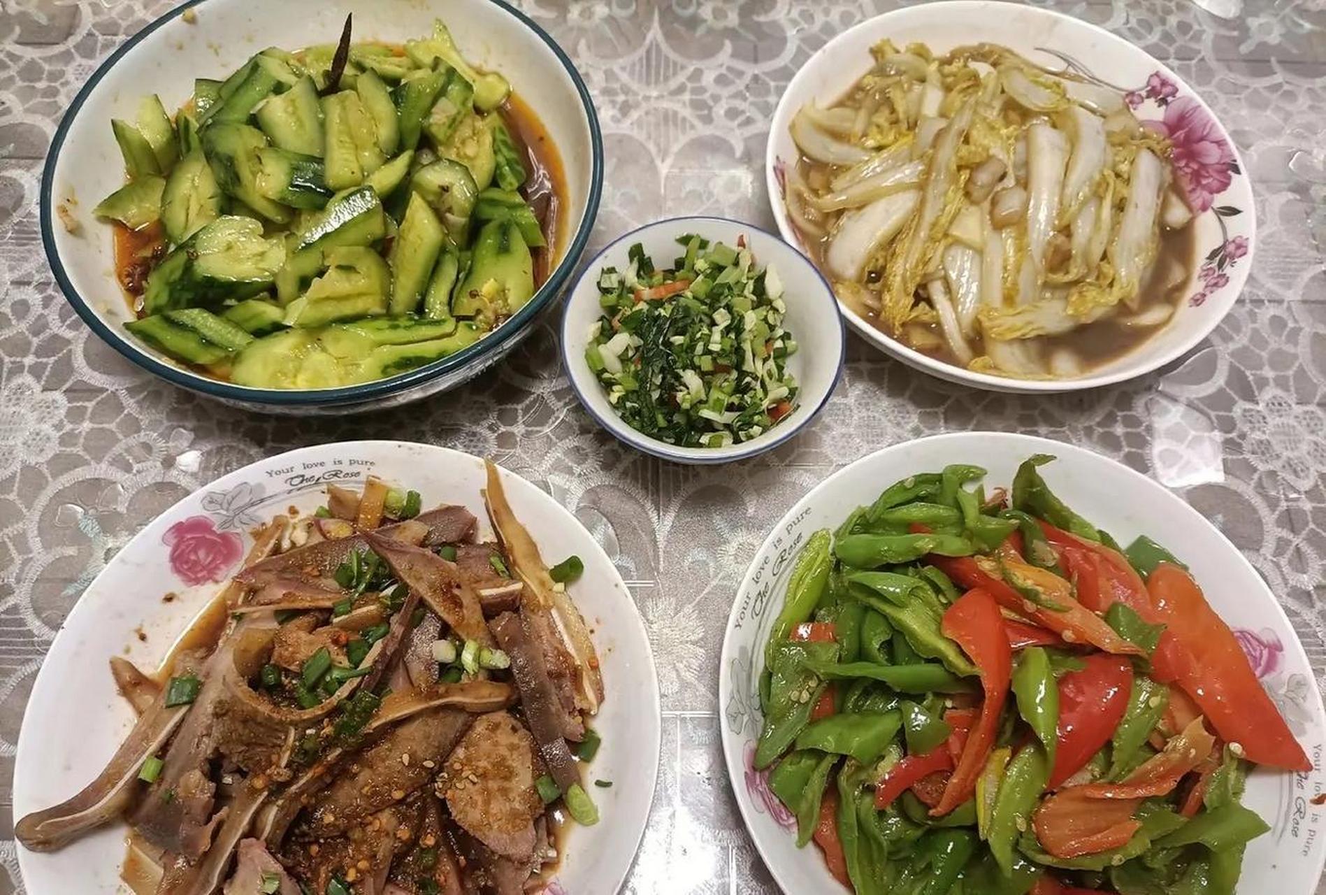 图一是中午去丈母娘家团年吃的,图二是回家自己做的,还是觉得图二更