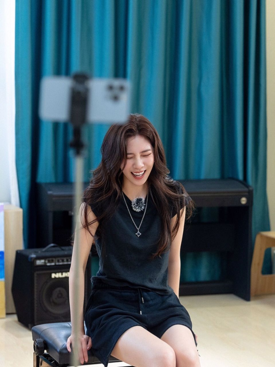 宋妍霏穿搭 属于这个夏天的海边色彩辣妹 宋妍霏综艺《五十公里桃花坞