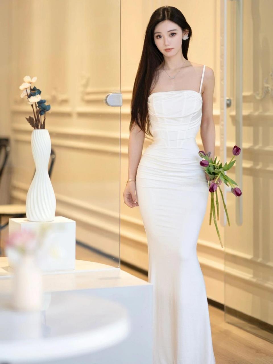 黑长直美女,配上白色礼服,很有高级感