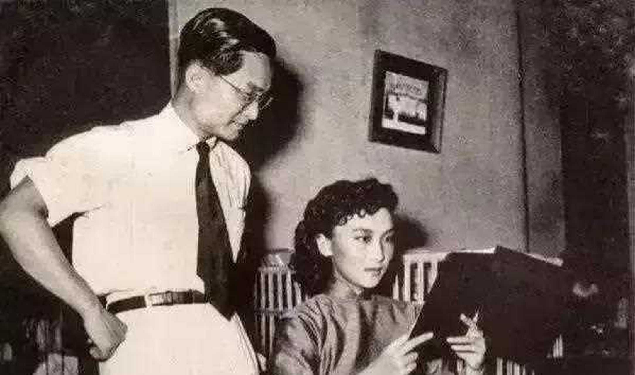 1969年,45岁的金庸与小16岁的林乐怡开始了"婚外情",不久,金庸就回家