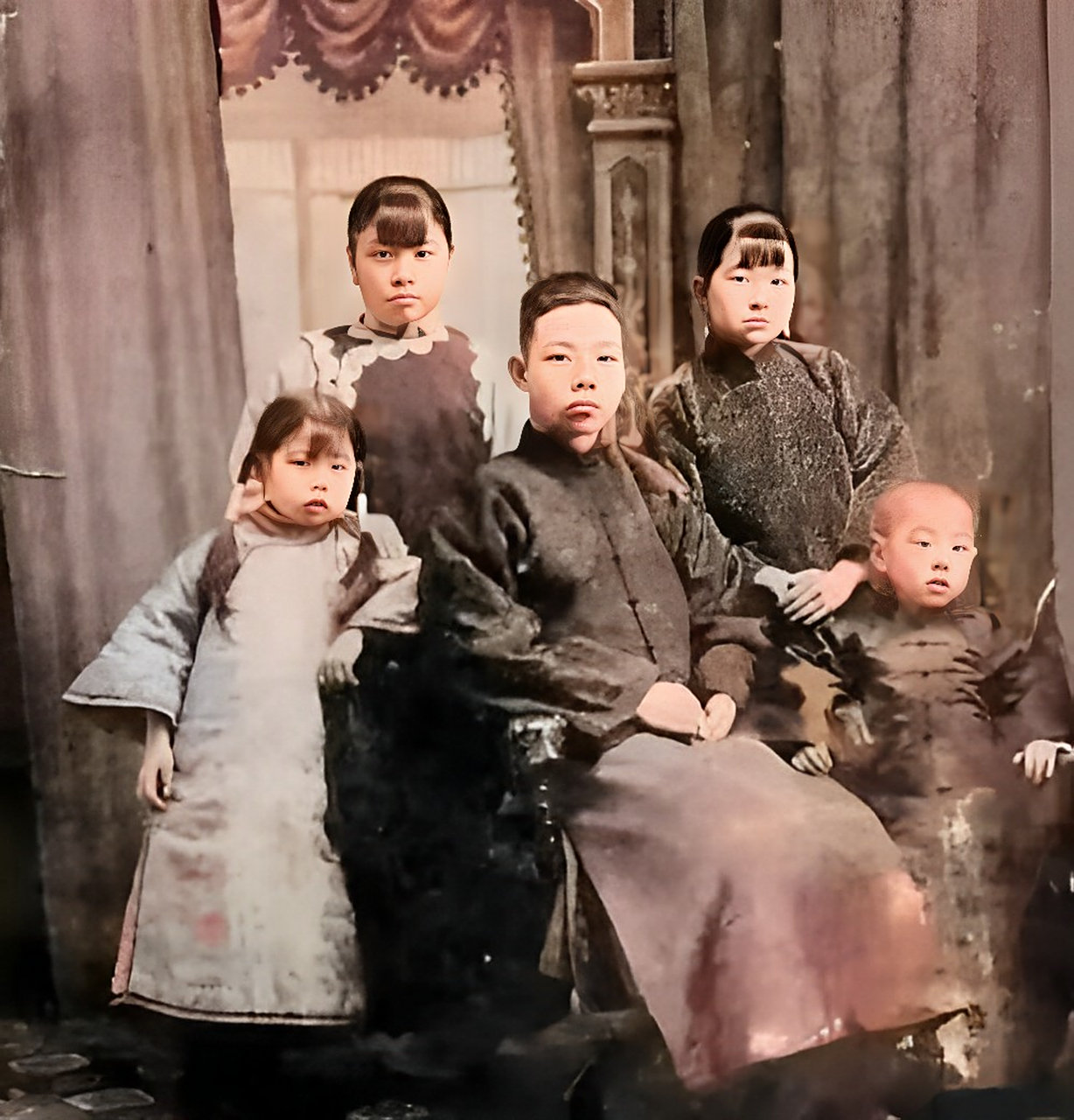 在民国时期的一张珍贵老照片中,一位地主家的少爷与他的一家子,包括